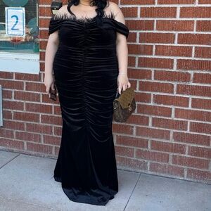 Velevet Maxi Evening gown with feathers 🪶